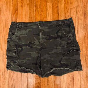 Terra & Sky Women's Camo Utility Cargo Shorts - Size 24W